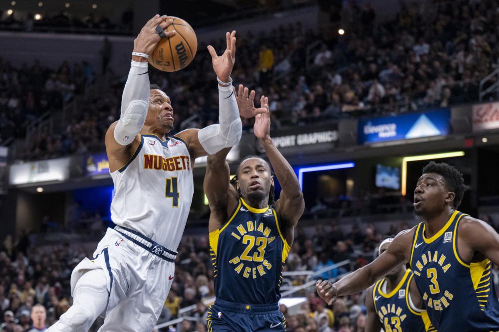 球迷翘首以 球迷翘首以